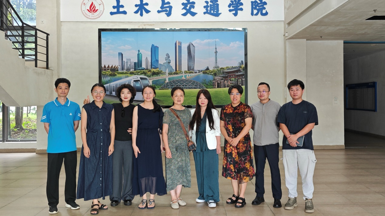 一群人站在画前合影

AI 生成的内容可能不正确。