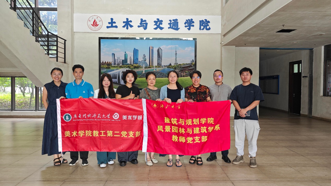 一群人站在室内
AI 生成的内容可能不正确。