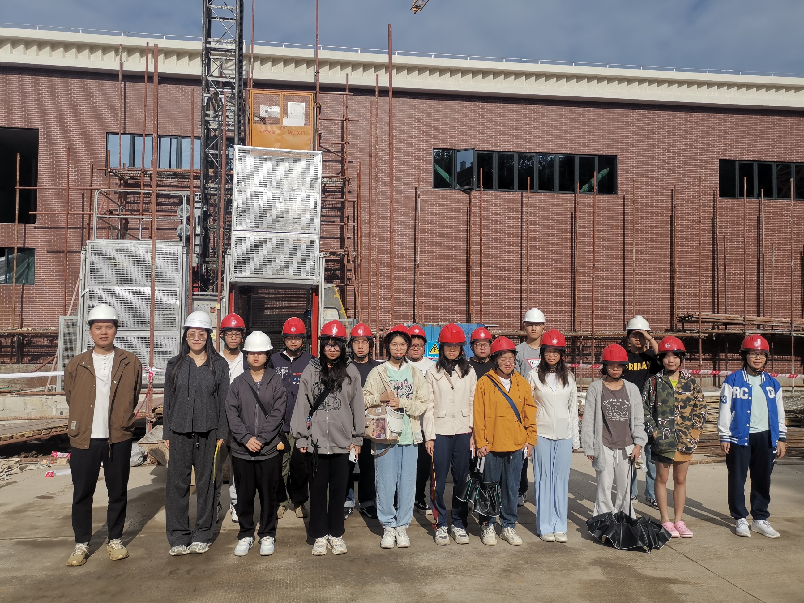 图5 校内球馆施工现场观摩