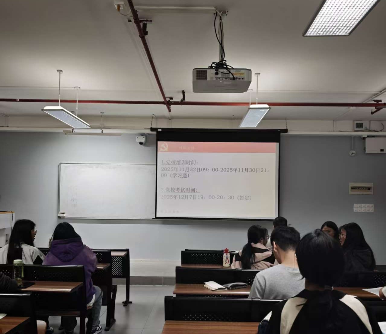 会议室里的人们

AI 生成的内容可能不正确。