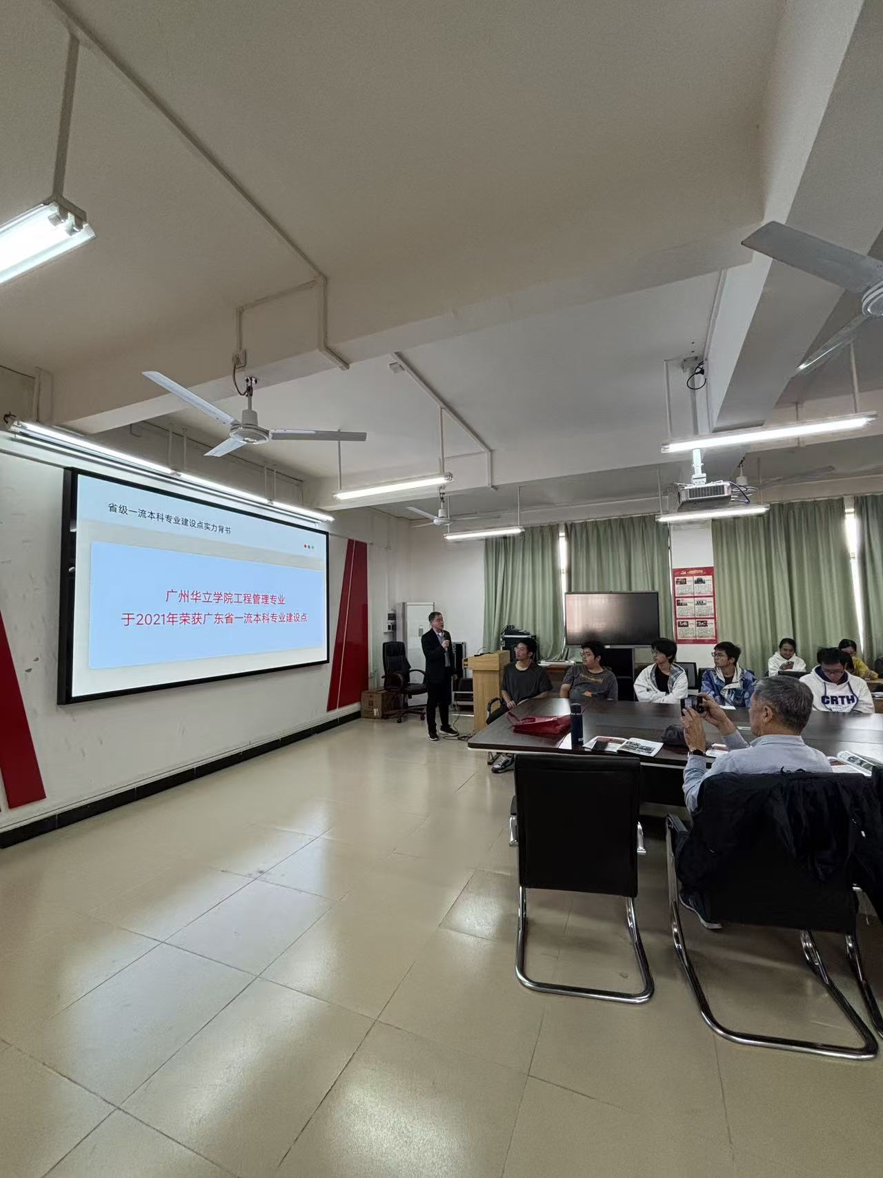 图1 工程管理专业负责人周正华介绍我校工程管理专业