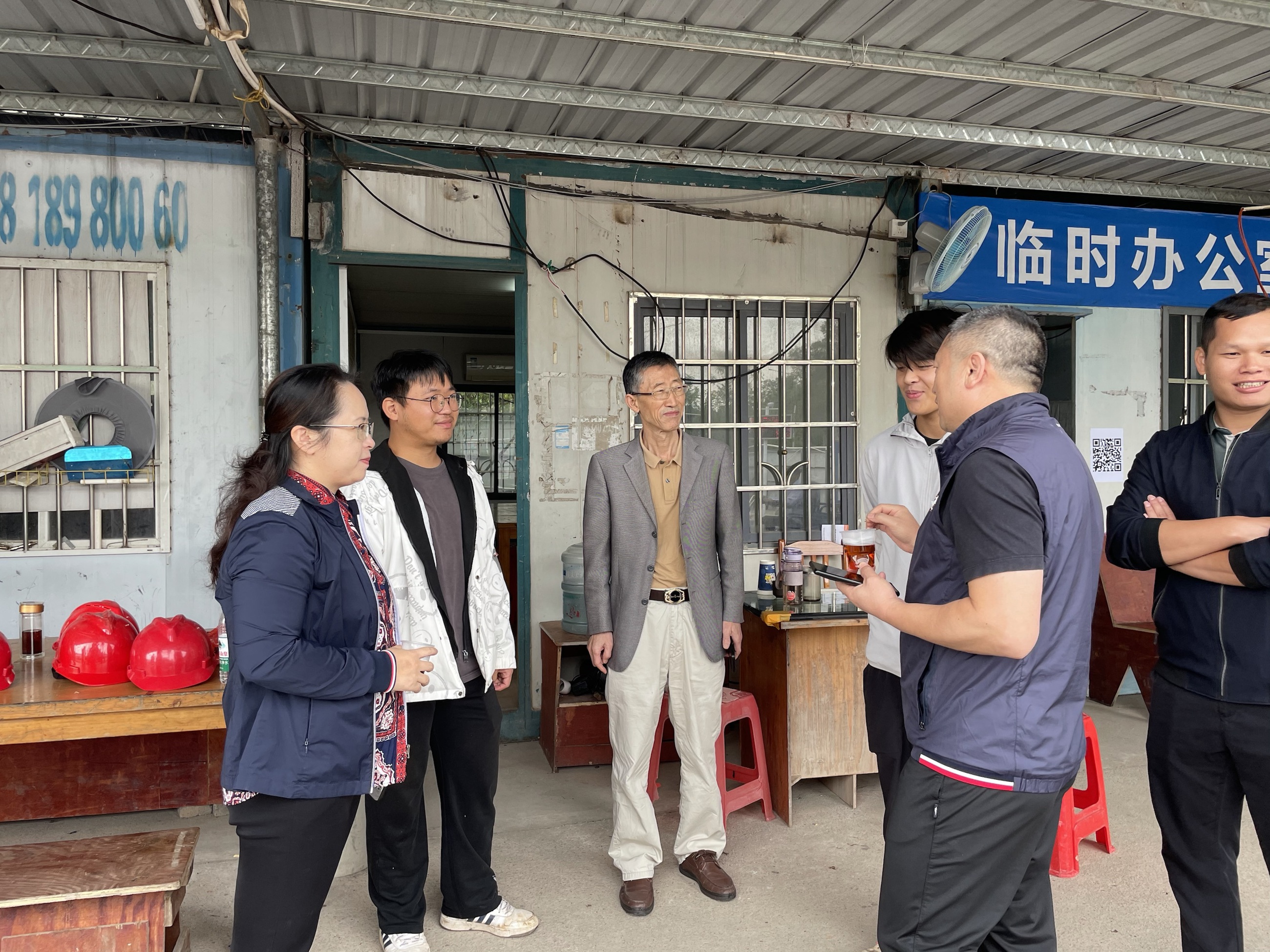 图3 院校领导与项目负责人及实习学生交流