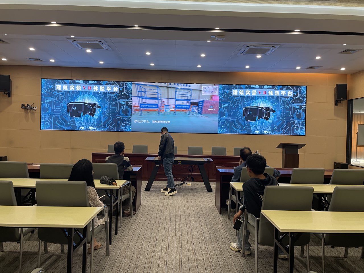 图二 &nbsp;蒋晓云介绍实训场