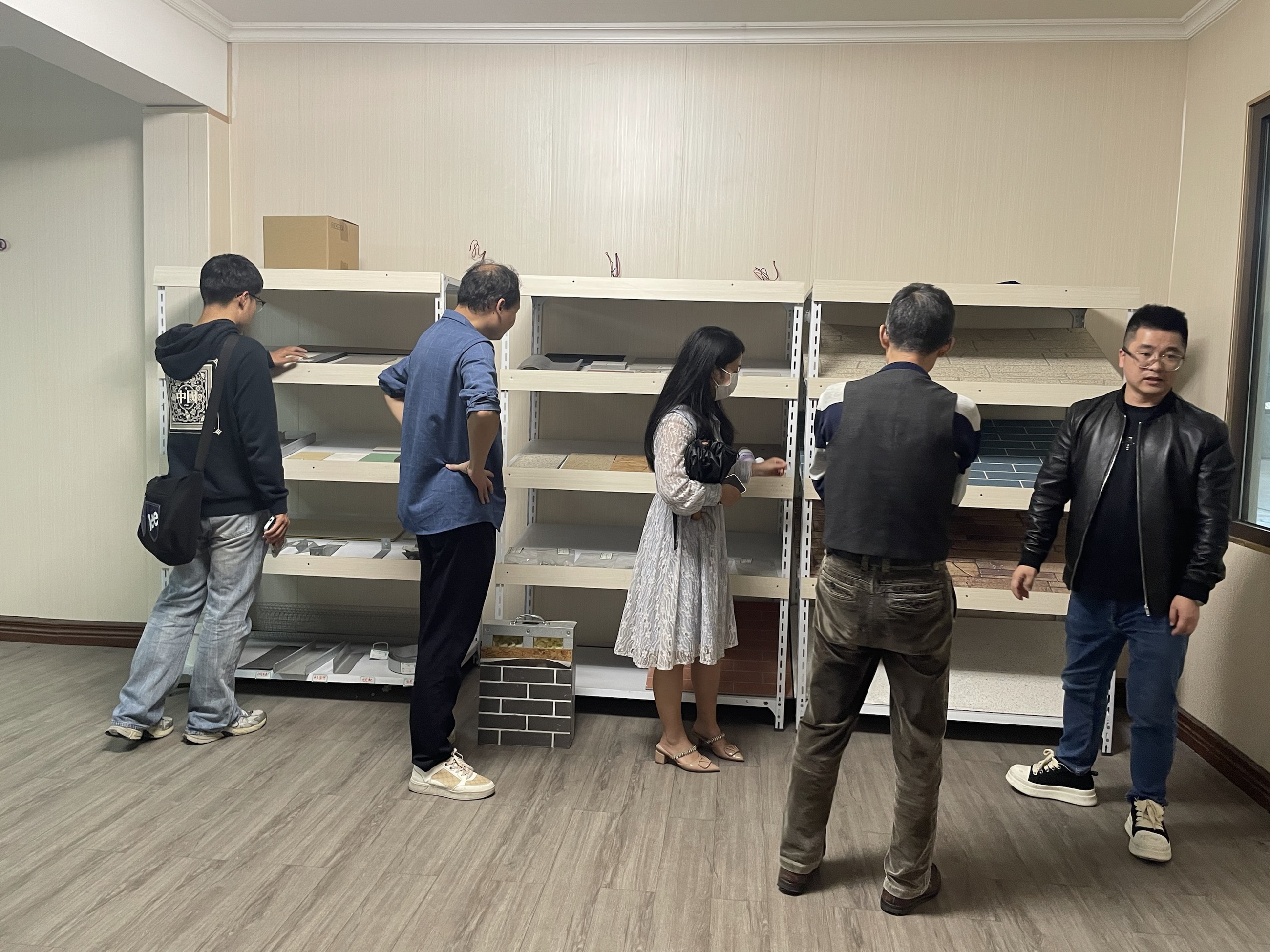 图三 &nbsp;寇广孝院长带队参观实训场