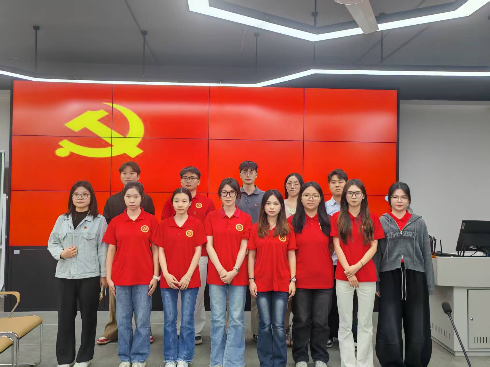 一群人站在一起

AI 生成的内容可能不正确。