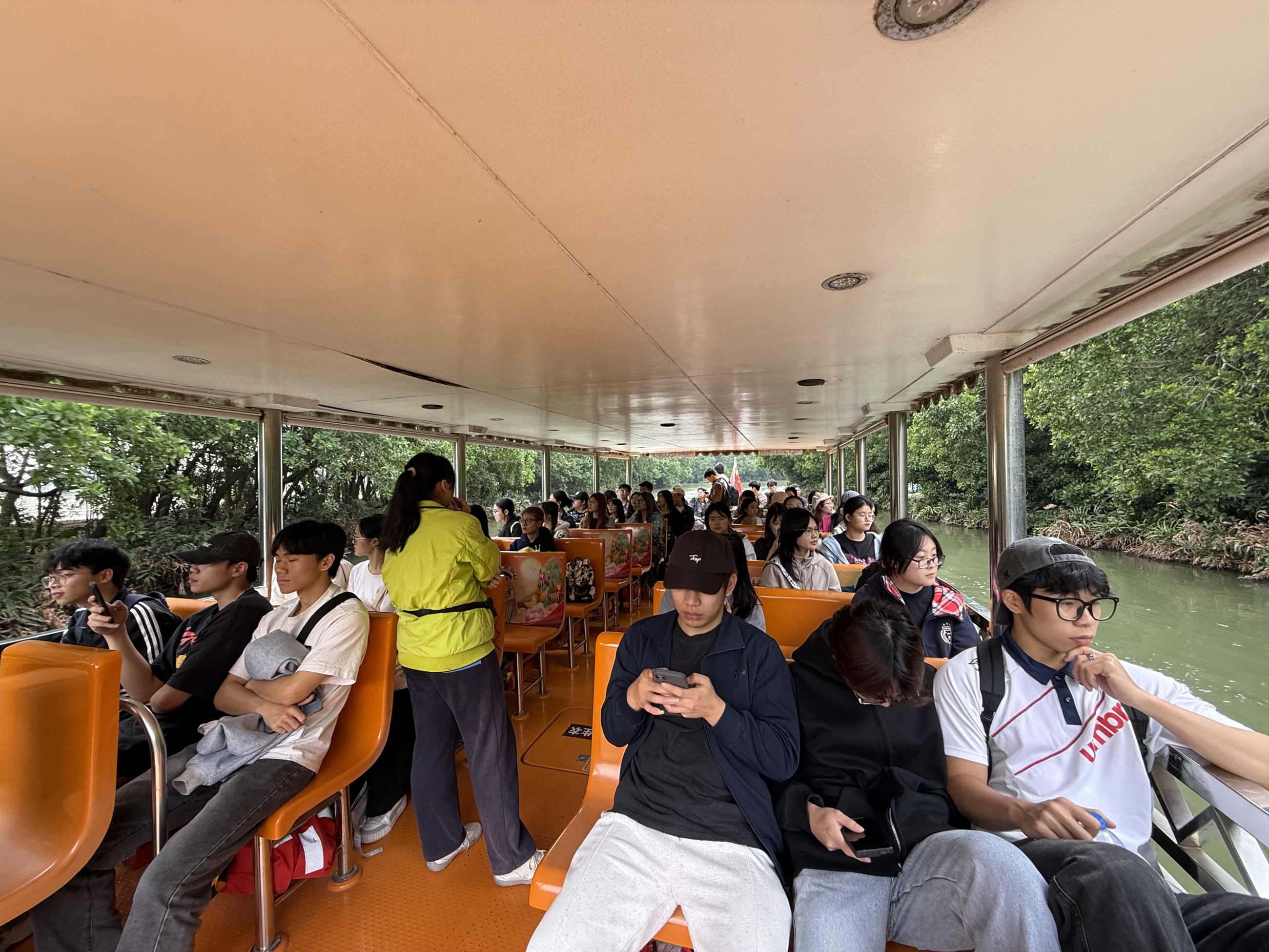 图4 同学们坐船参观湿地