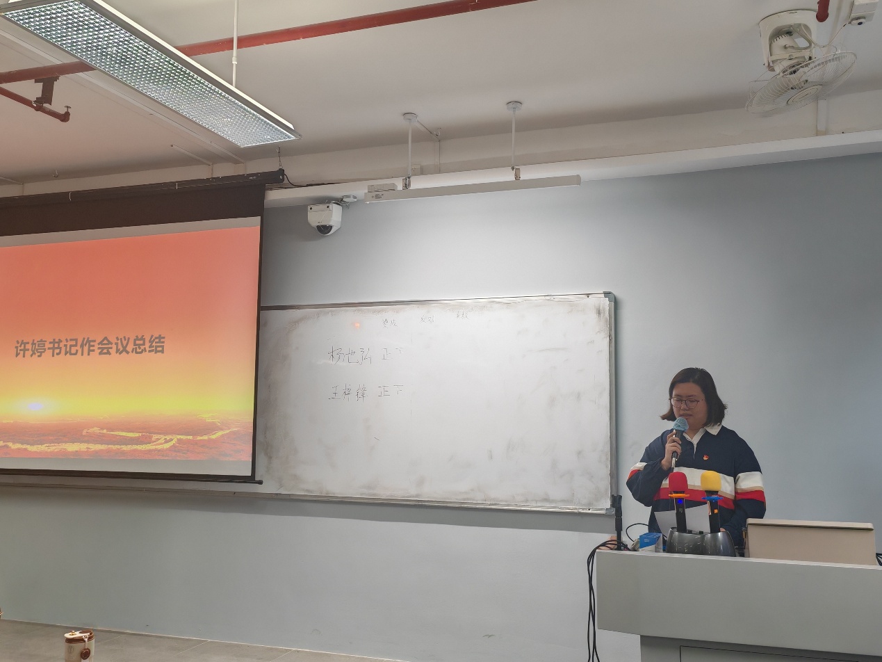 图片包含 室内, 人, 男人, 站

AI 生成的内容可能不正确。