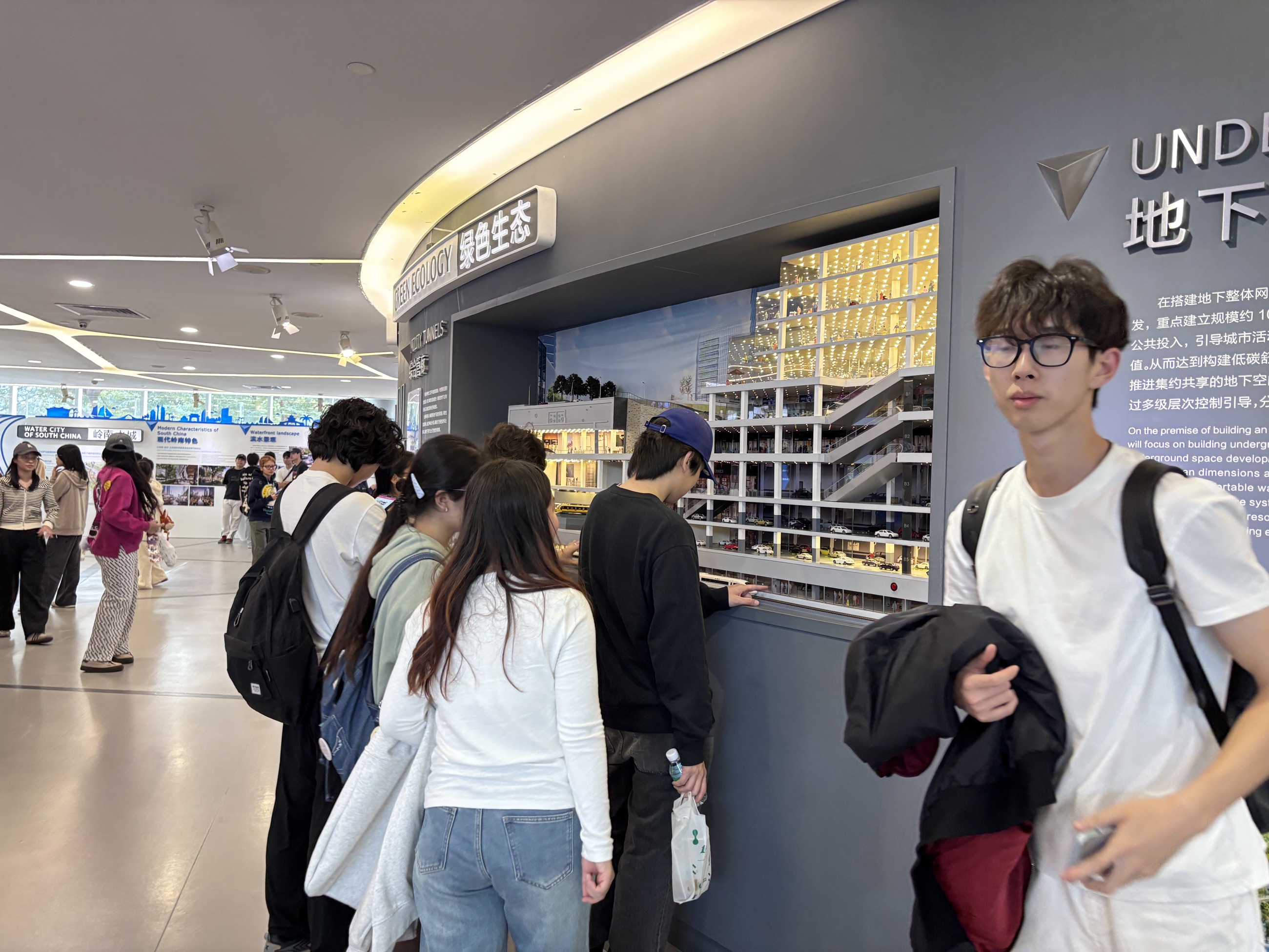 图2 同学们仔细查看介绍海绵城市技术原理模型