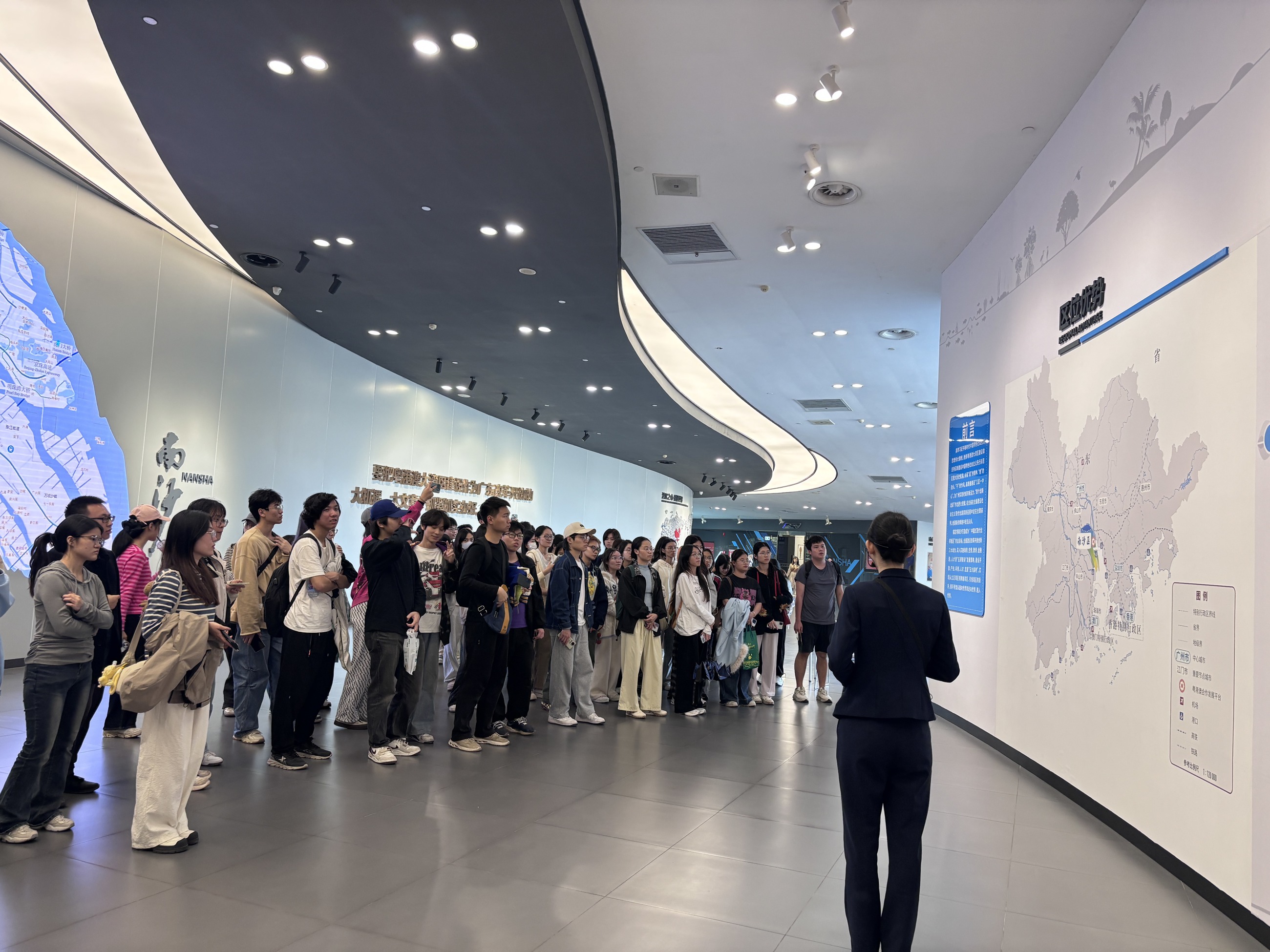 图1 同学们认真听讲解员介绍明珠湾基本情况