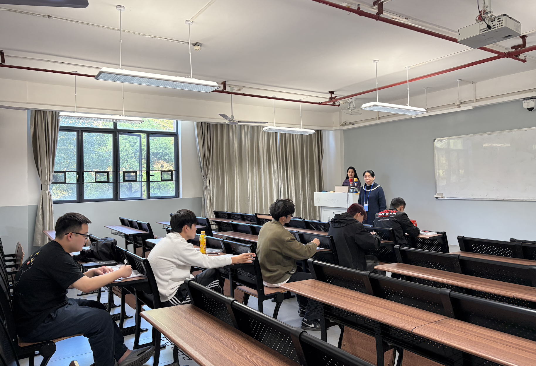 图3 督导巡查补考考场