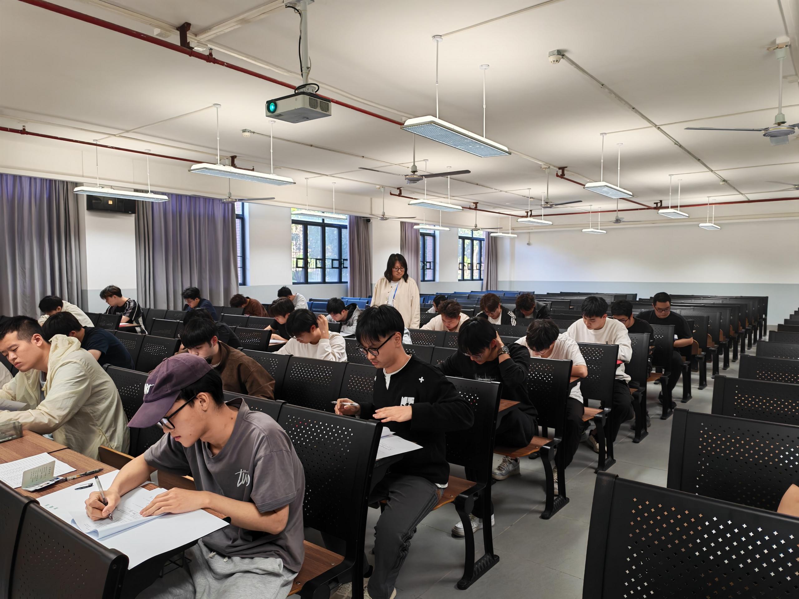 图2 督导巡查补考考场