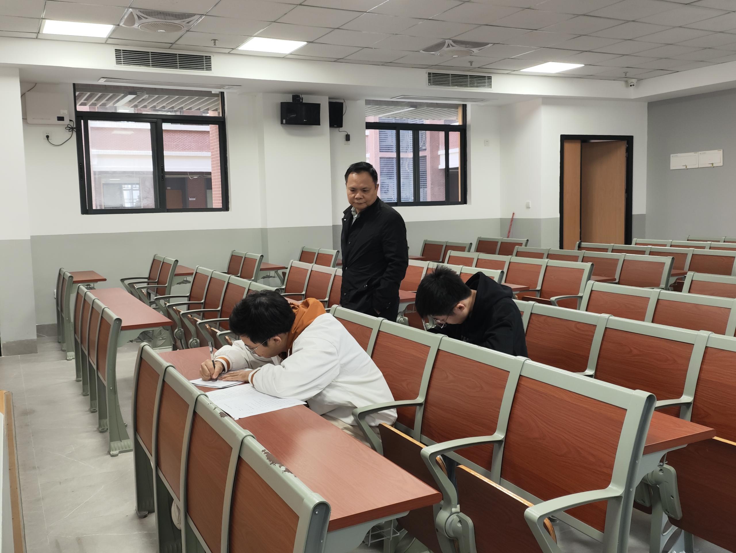 图1 督导巡查补考考场