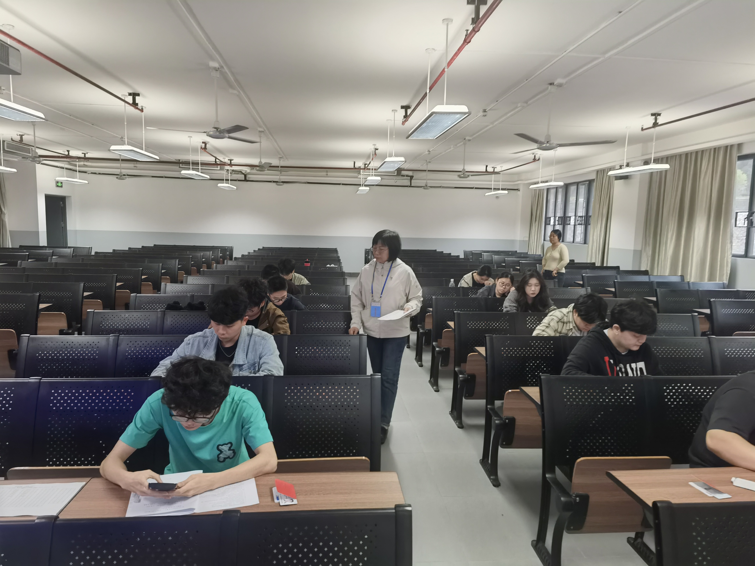 图4 督导巡查补考考场