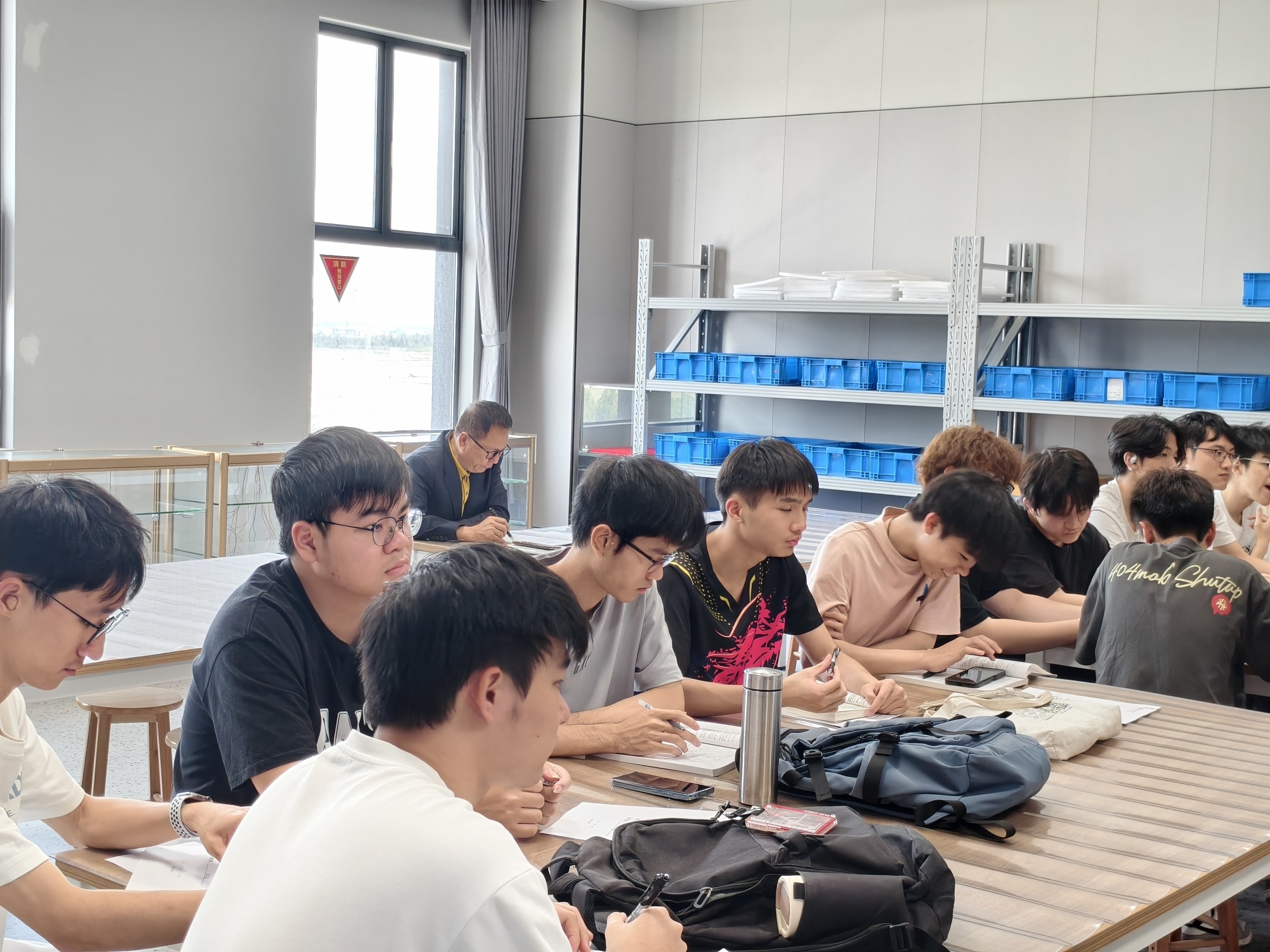 图2 刘玉强教授实训楼听课照片