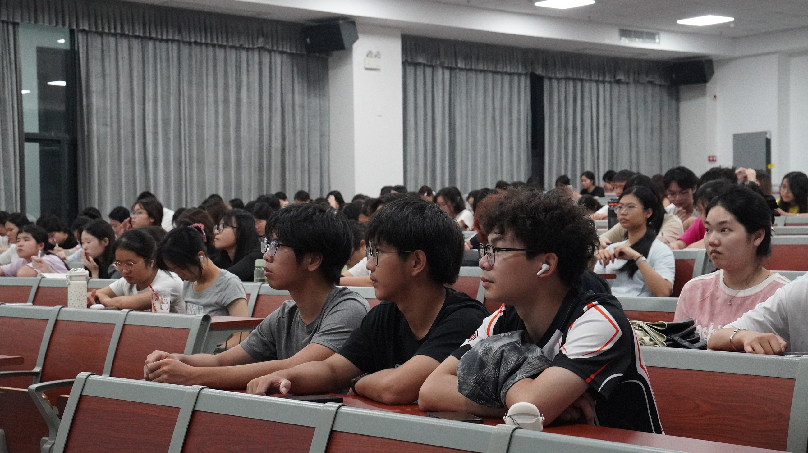 图2 学生认真听讲