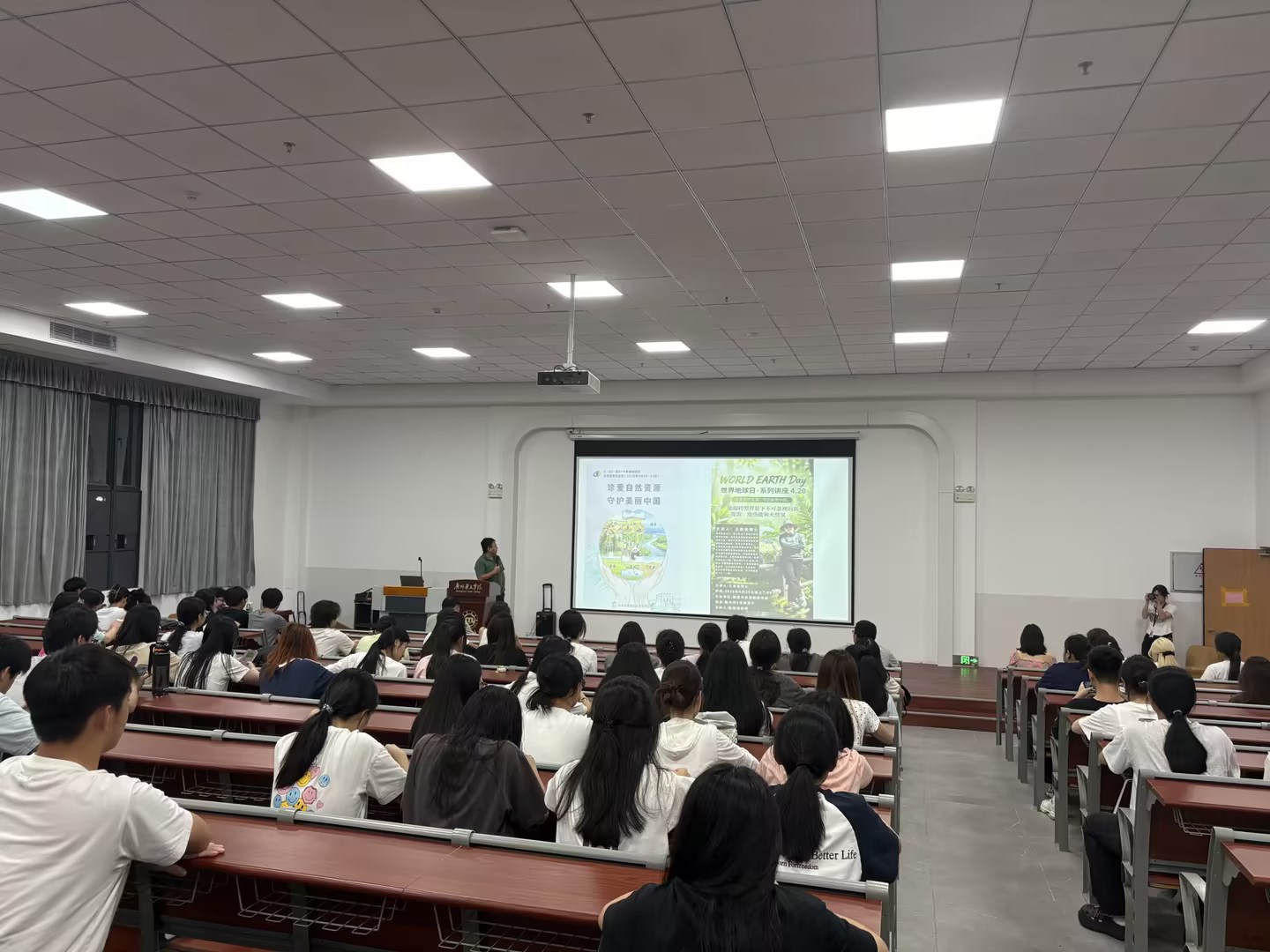 图1 王岩泉博士演讲