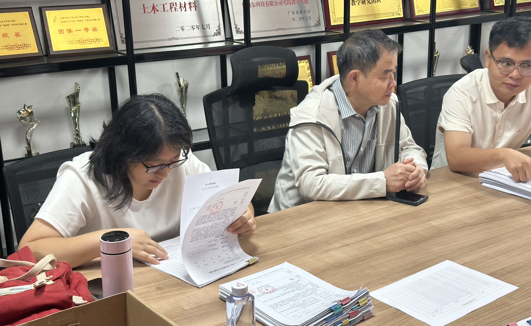 图3 专业负责人仔细查看考核资料