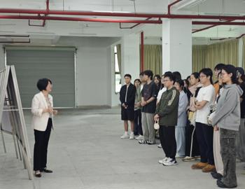 广州华立学院城建与资源勘探学院拟发展对象参观东江纵队历史流动图片展