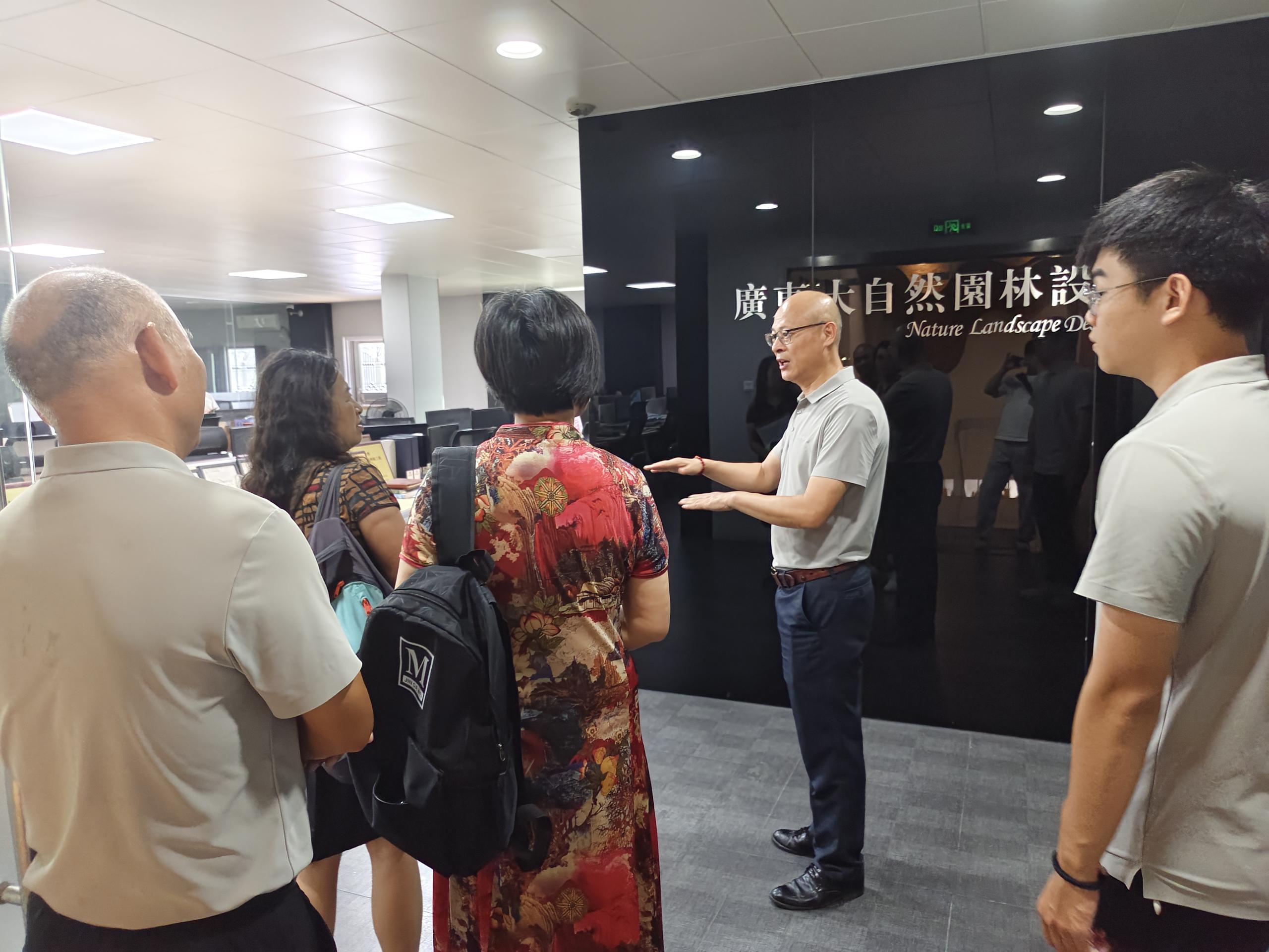 图4 参观交流
