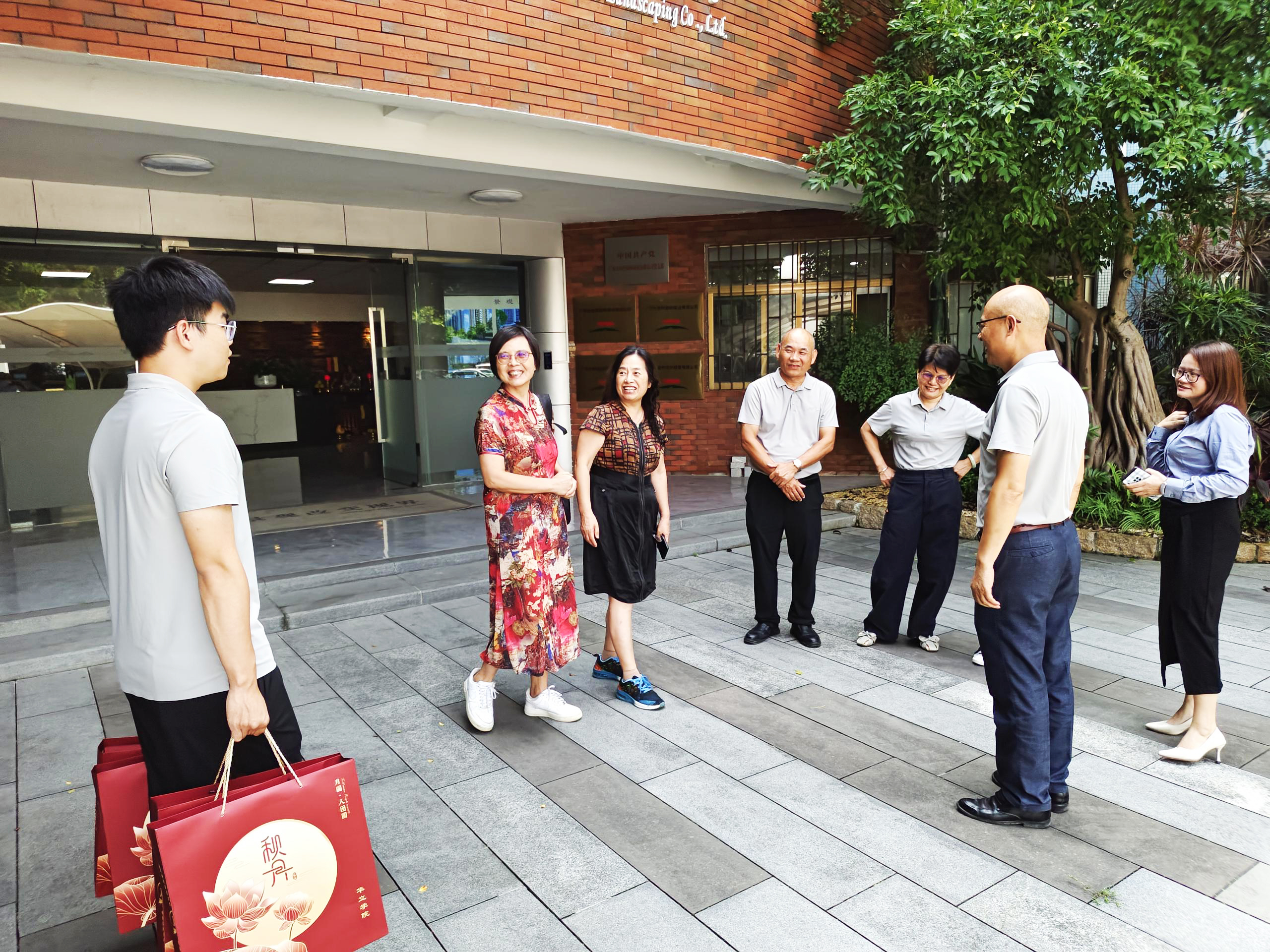 图1 与学生交流