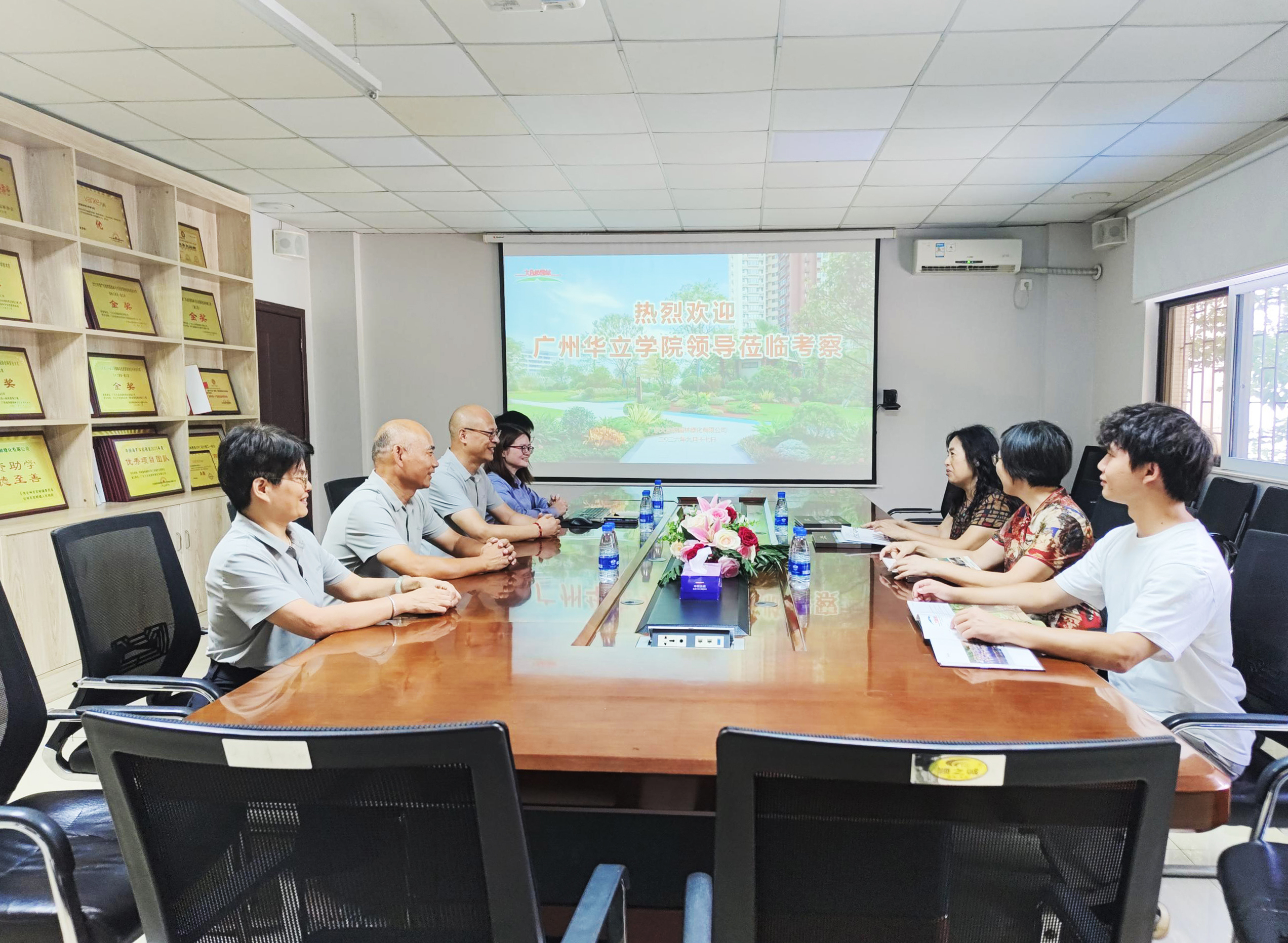 图4 座谈会深入交流