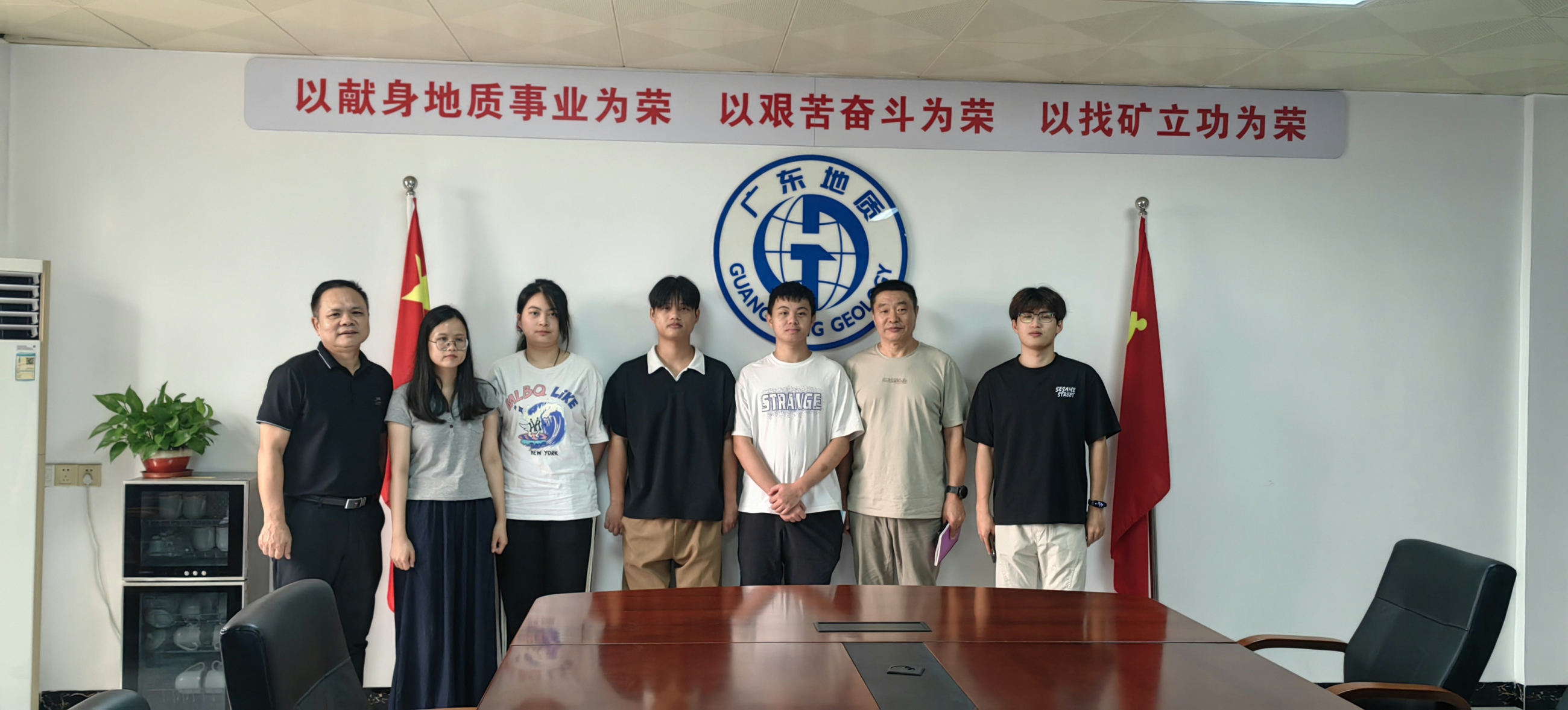 图2 学院教师与学生合照