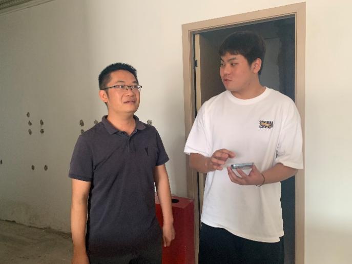 几个男人站在一起

中度可信度描述已自动生成