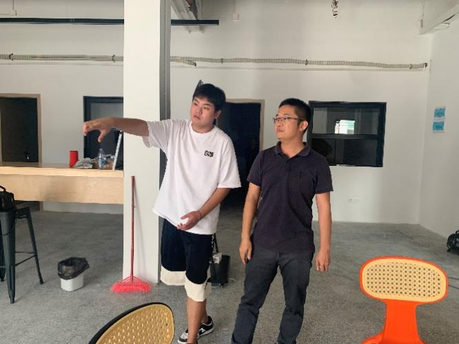 男人们站在房间里

中度可信度描述已自动生成