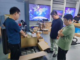 学院院长戴剑平教授亲临全媒体实验中心虚拟演播厅升改工程现场指导工作