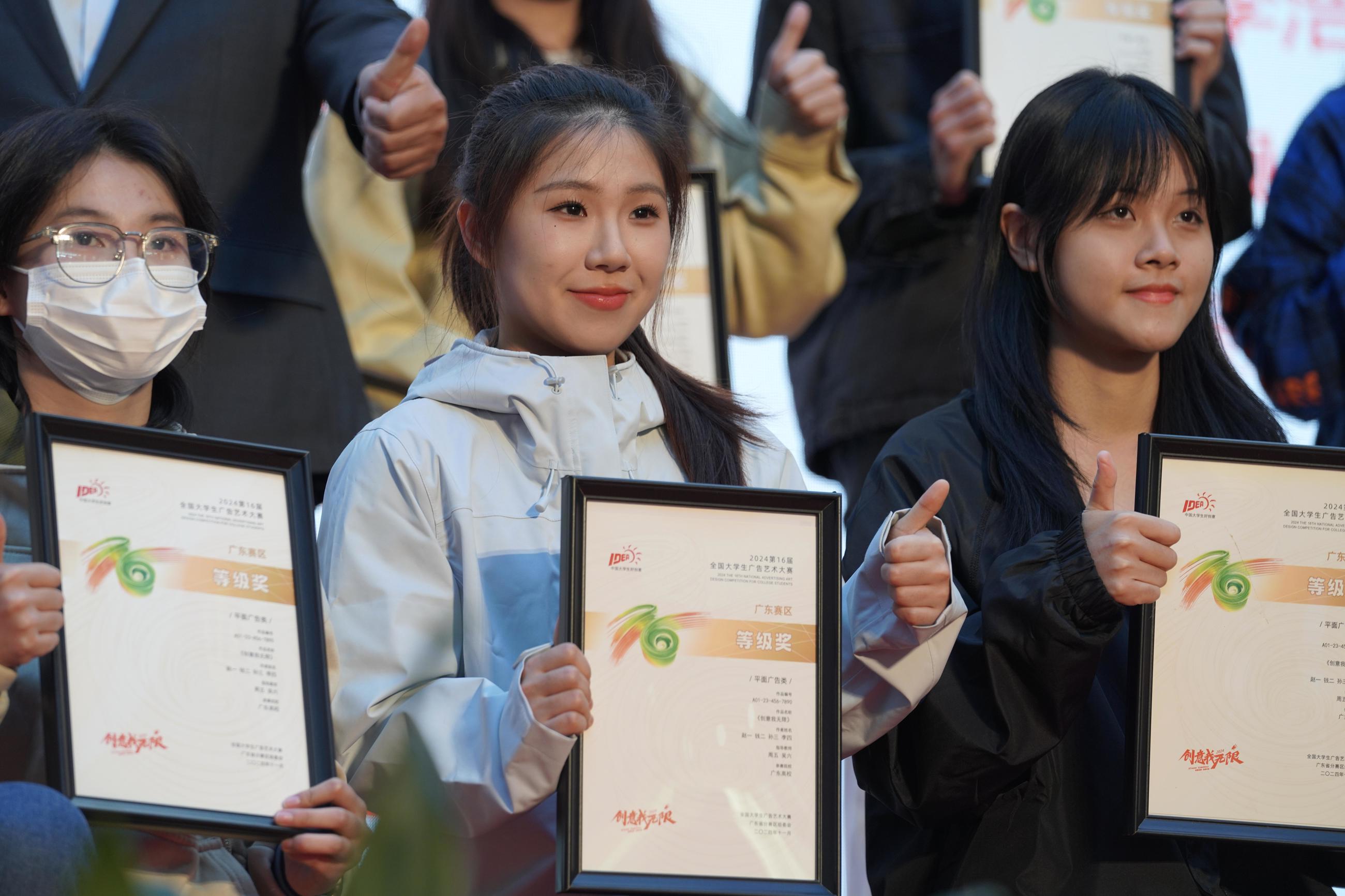 D:/HuaweiMoveData/Users/86150/Desktop/新建文件夹/我校李小雪同学上台领奖_副本.jpg我校李小雪同学上台领奖_副本