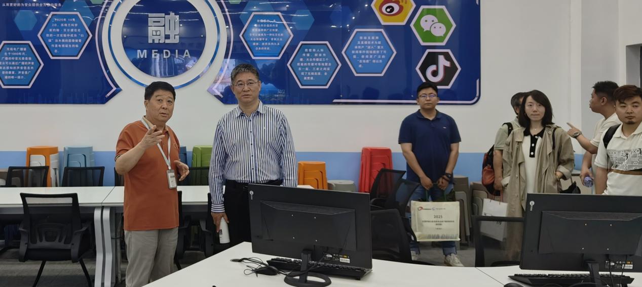 D:/HuaweiMoveData/Users/86150/Desktop/中国传媒大学出版社新闻稿照片/5.14传媒大学出版社新闻稿照片/戴剑平副校长陪同张毓强社长一行参观全媒体实验中心——融媒体制作中心.jpg戴剑平副校长陪同张毓强社长一行参观全媒体实验中心——融媒体制作中心