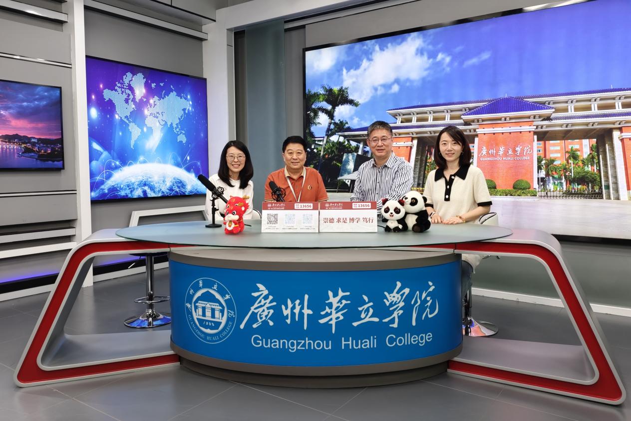 D:/HuaweiMoveData/Users/86150/Desktop/中国传媒大学出版社新闻稿照片/5.14传媒大学出版社新闻稿照片/戴剑平副校长陪同张毓强社长一行参观全媒体实验中心——虚拟演播厅.jpg戴剑平副校长陪同张毓强社长一行参观全媒体实验中心——虚拟演播厅