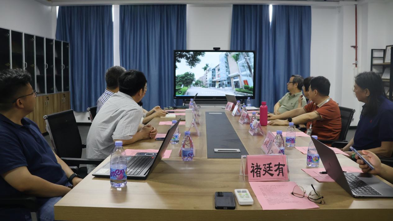 D:/HuaweiMoveData/Users/86150/Desktop/中国传媒大学出版社新闻稿照片/5.14传媒大学出版社新闻稿照片/参会人员观看华立宣传片.jpg参会人员观看华立宣传片