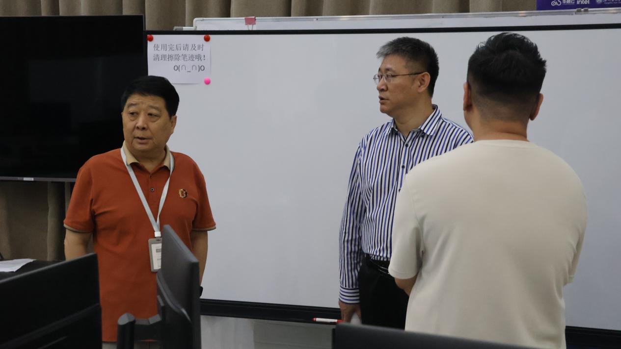 D:/HuaweiMoveData/Users/86150/Desktop/中国传媒大学出版社新闻稿照片/5.14传媒大学出版社新闻稿照片/戴剑平副校长陪同张毓强社长一行参观全媒体实验中心——数字影像编辑室.jpg戴剑平副校长陪同张毓强社长一行参观全媒体实验中心——数字影像编辑室