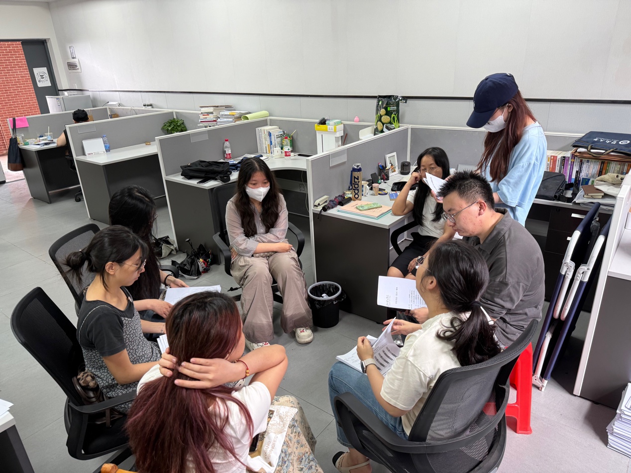 一群人在看电脑
描述已自动生成