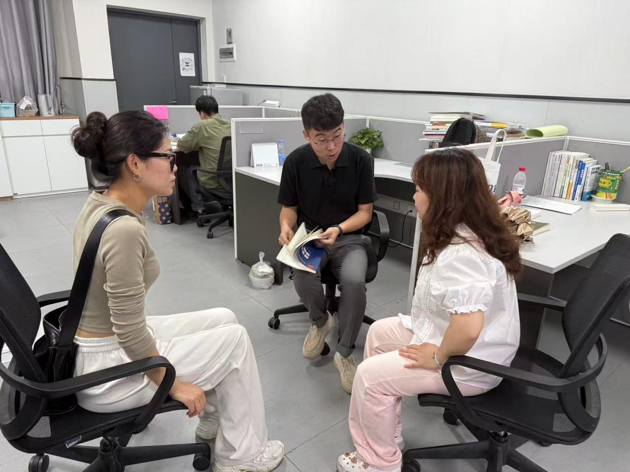 一群人站在椅子上
描述已自动生成