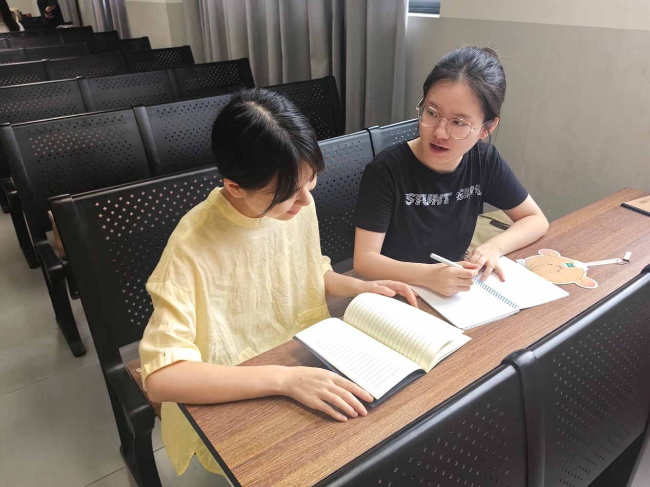 桌子上放着笔记本电脑的小孩
低可信度描述已自动生成