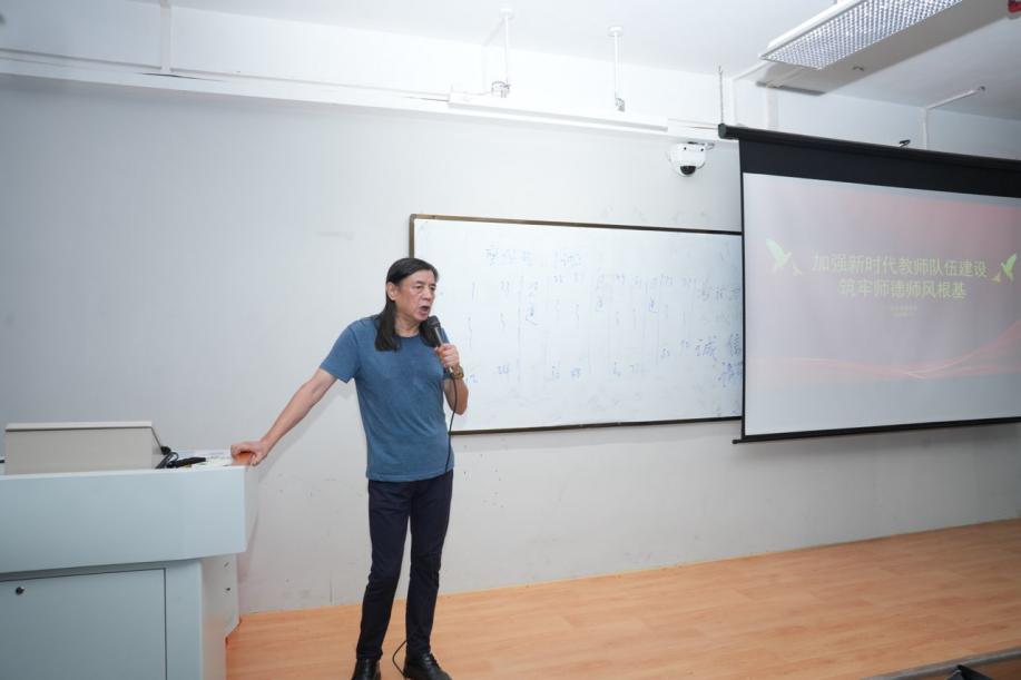 人站在厨房里

AI 生成的内容可能不正确。