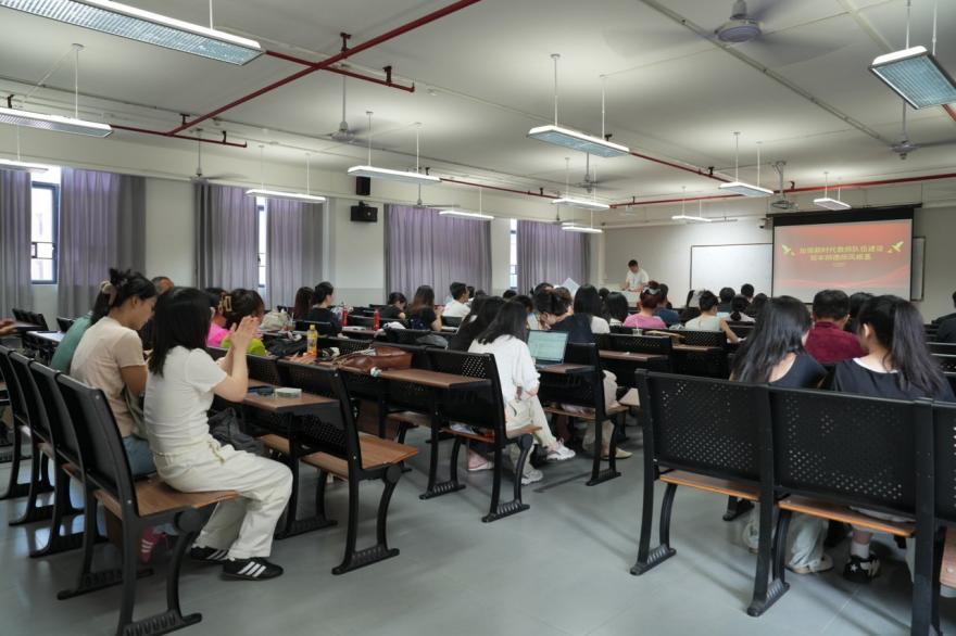 一群人在餐厅里

AI 生成的内容可能不正确。