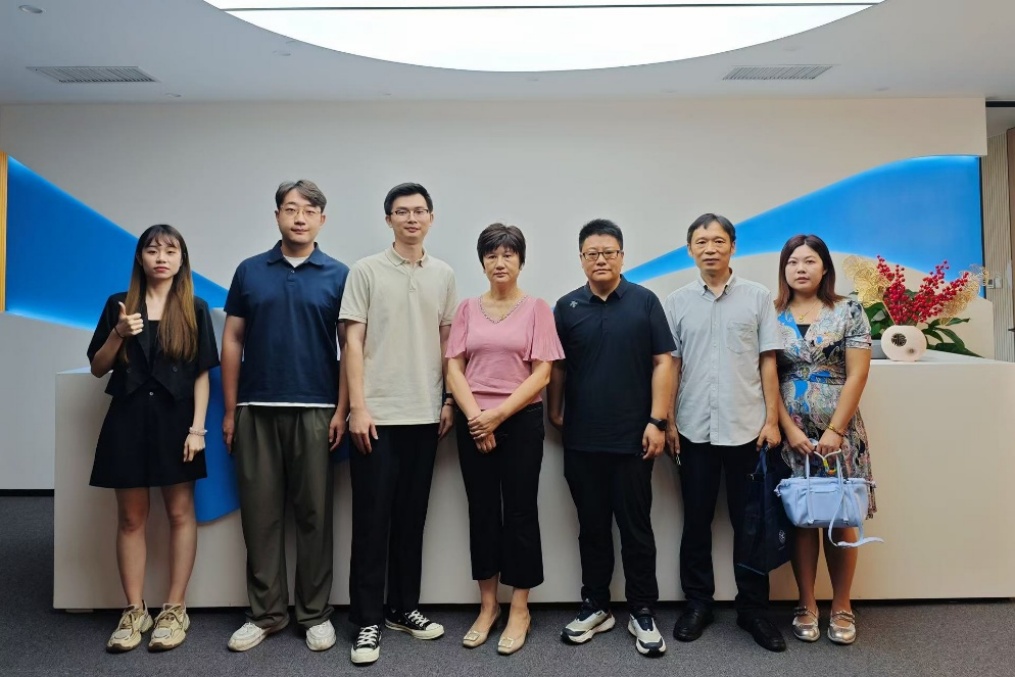 一群人站在画前合影
AI 生成的内容可能不正确。