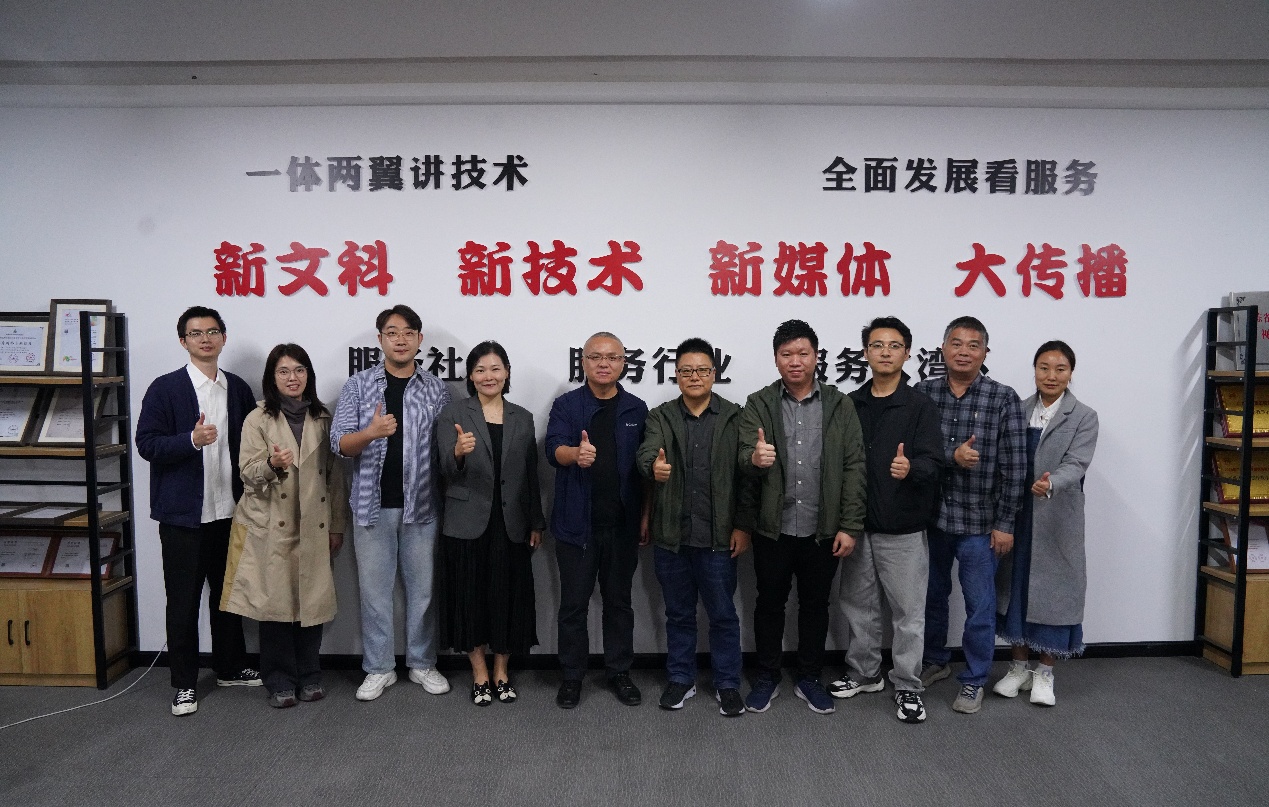 一群人站在壁报板前
AI 生成的内容可能不正确。