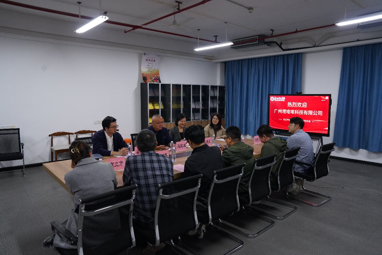 图片包含 室内, 天花板, 房间, 人
AI 生成的内容可能不正确。