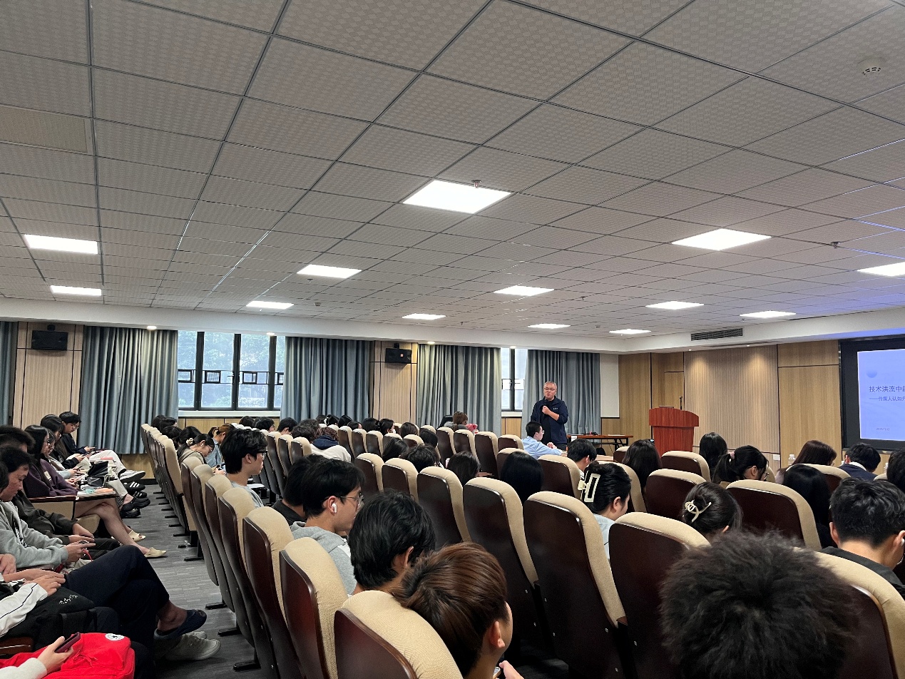 会议室里的人们

AI 生成的内容可能不正确。