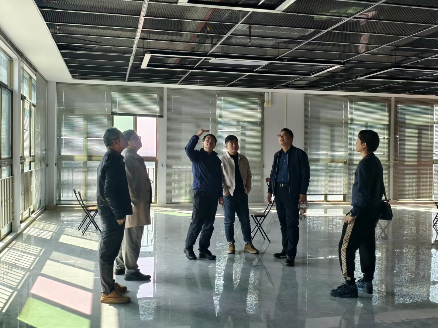 一群人站在室内

AI 生成的内容可能不正确。