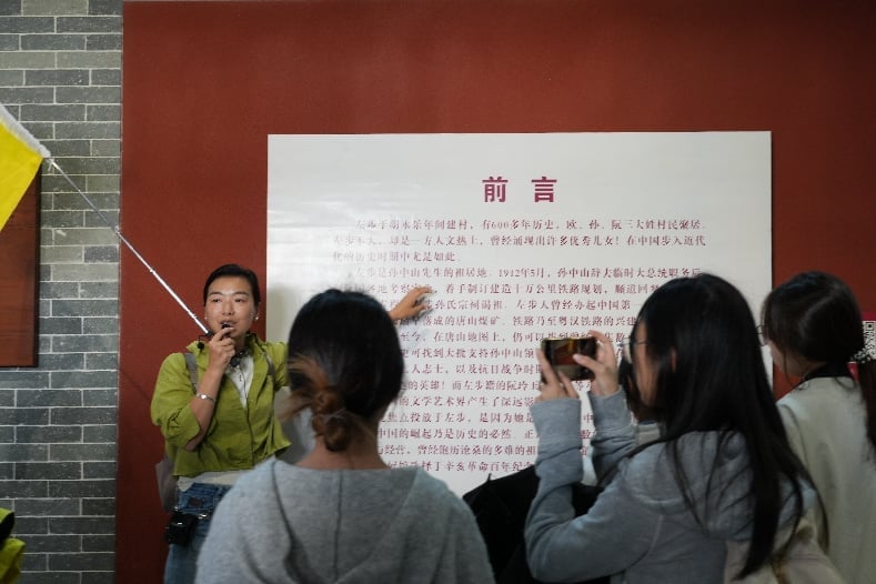 人们在看台上的人在讲话

AI 生成的内容可能不正确。
