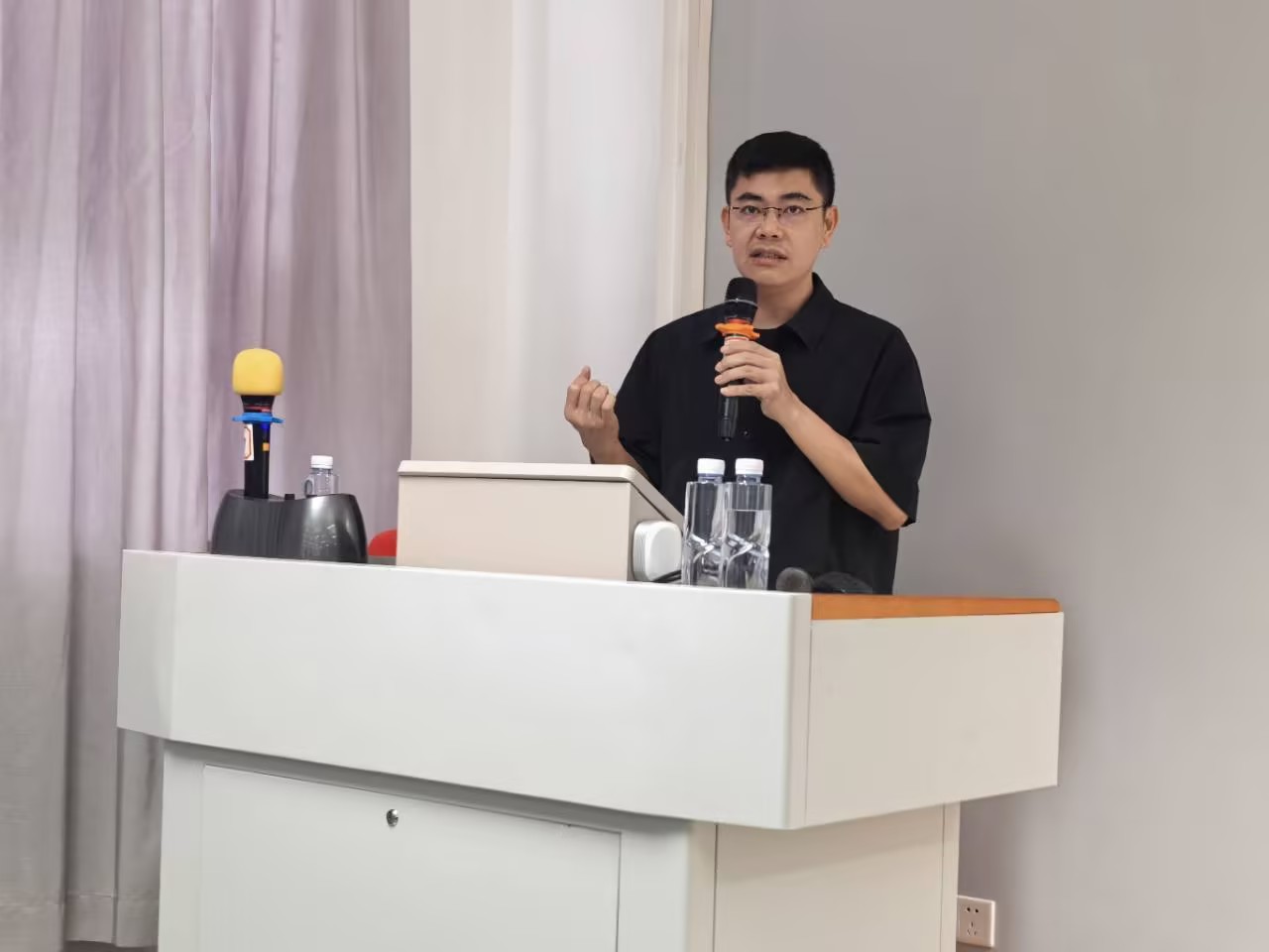 何教授照片