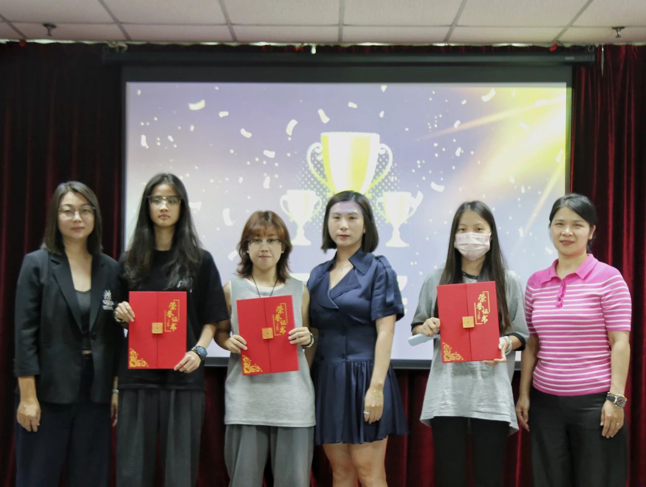 为荣获三等奖团队颁奖