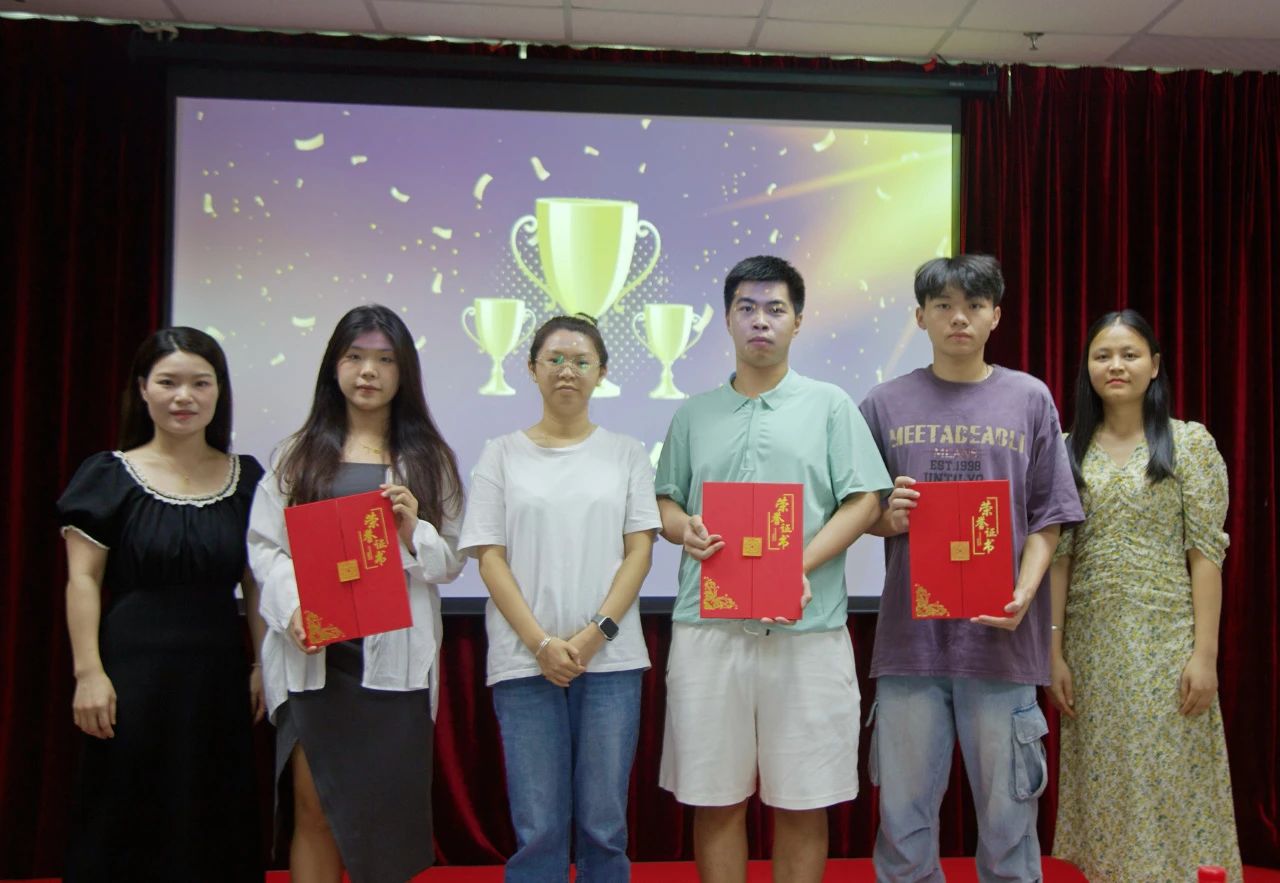 为荣获优秀奖团队颁奖