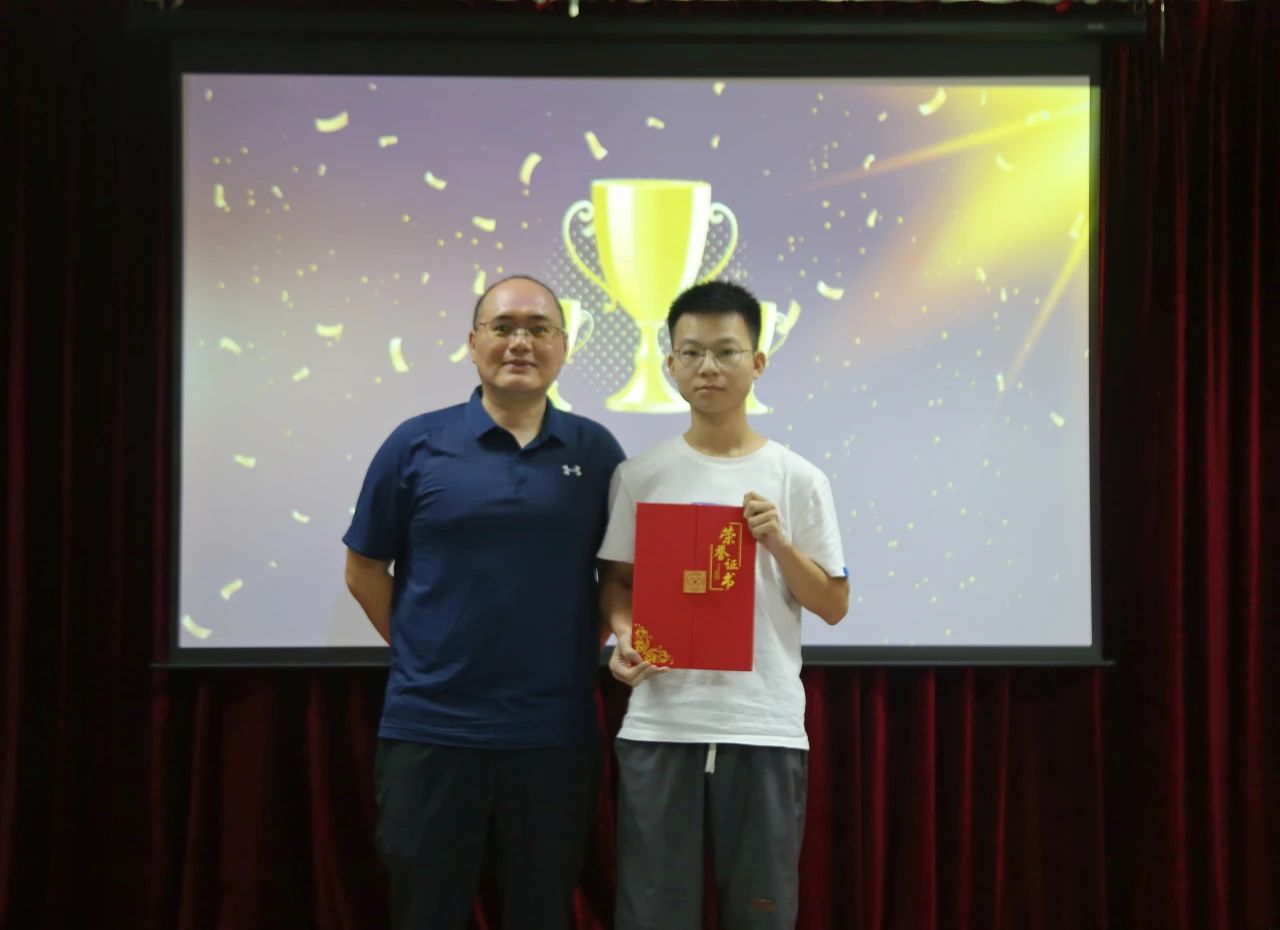 为荣获一等奖团队颁奖