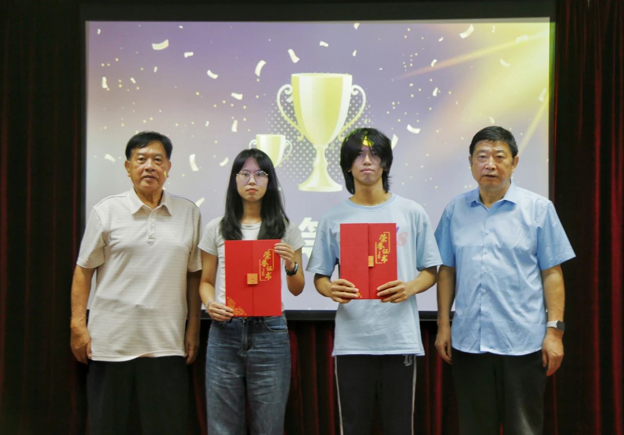 为荣获二等奖团队颁奖